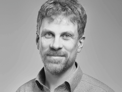 Studio portræt af venlig mand